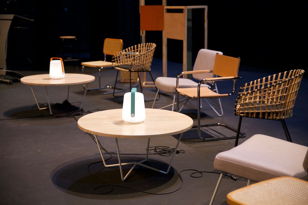 table basse en bois, lampe fermin et fauteuils design, agence Parade