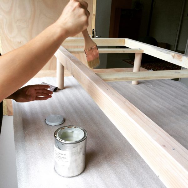 structure de banquette en bois, vernis, agence Parade