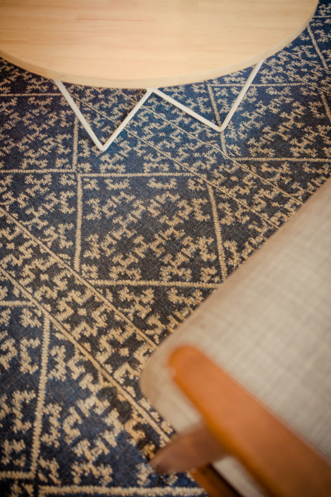 tapis kilim bleu, agence Parade