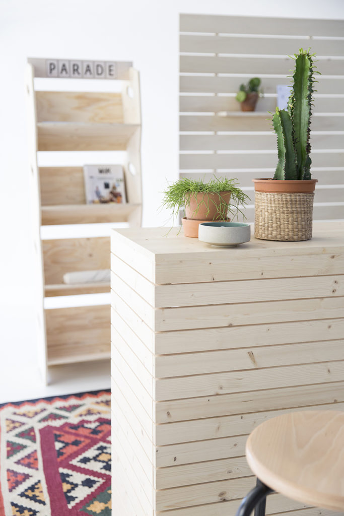 présentoirs en bois, paravent et comptoir d'accueil, pack stand, agence PARADE