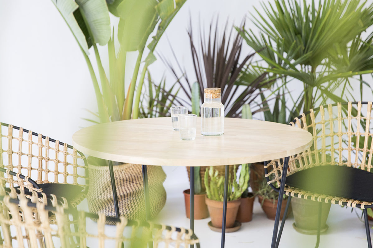 set-design, table ronde et fauteuil en osier, agence PARADE