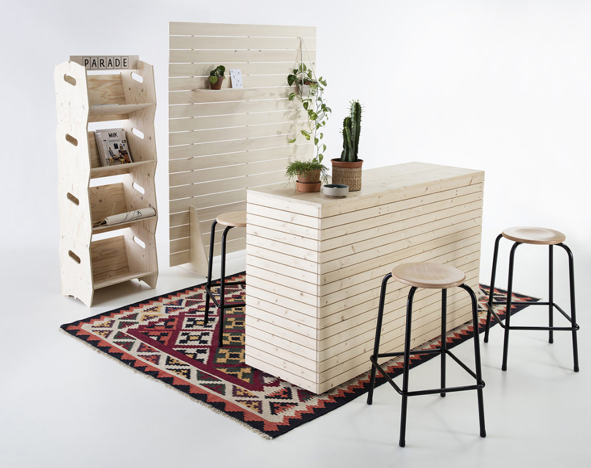 présentoirs en bois, paravent et comptoir d'accueil, pack stand, agence PARADE