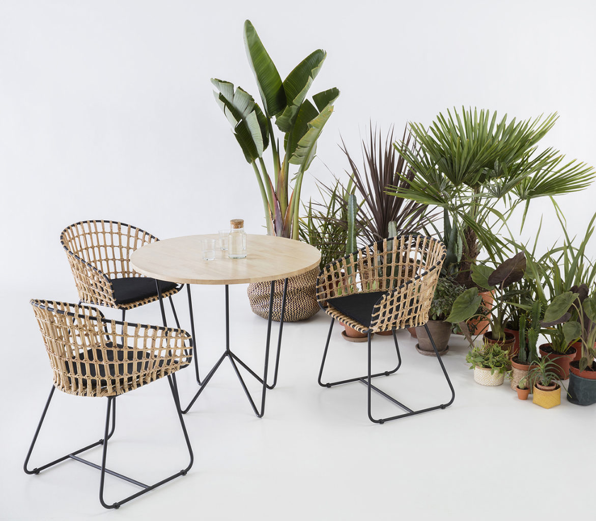 set-design, table ronde et fauteuil en osier, agence PARADE