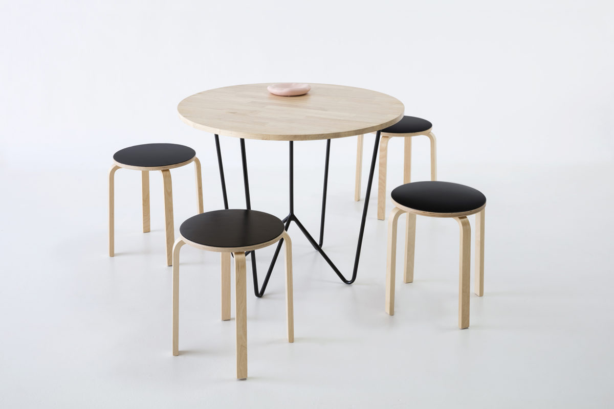table ronde et tabouret en bois, agence PARADE