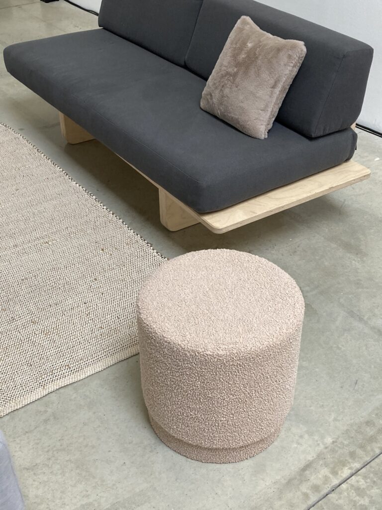 pouf à bouclettes - agence Parade