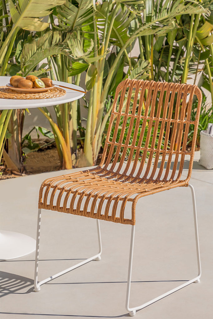 chaise blanche en rotin